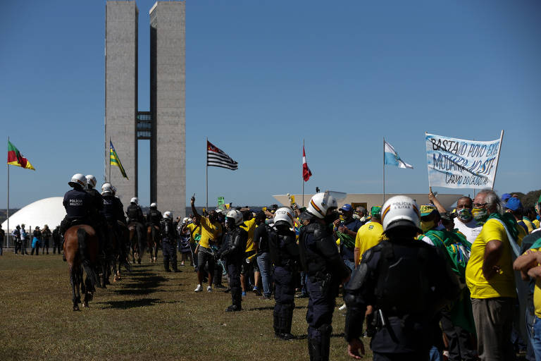 Inquérito das milícias digitais: investigação em cujo guarda-chuva foram incluídos desde a investigação do cartão de vacina, das joias sauditas e da trama golpista, foi instaurada em 2021 por Moraes em um drible à PGR, que tinha pedido o arquivamento do inquérito referente aos atos antidemocráticos de abril de 2020. O ministro arquivou a investigação como solicitado pelo órgão, mas abriu em sequência a nova investigação. E usou o caso arquivado, do qual tinha se tornado relator por sorteio, para justificar a relatoria do novo