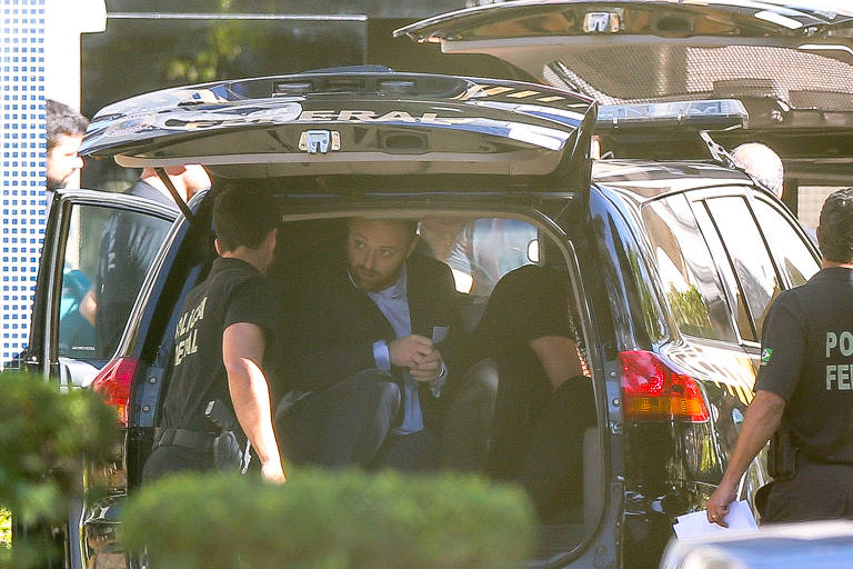 Vazamento de dados sigilosos da PF: com base no inquérito das fake news, Moraes se tornou relator por prevenção do inquérito aberto de ofício, em 2021, para investigar Jair Bolsoanro por suposto vazamento de dados sigilosos de uma investigação sobre um ataque hacker contra a corte em 2018. Na imagem, a operação que prendeu os hackers Walter Delgatti Neto (camisa clara e blazer escuro) e Danilo Cristiano Marques (camiseta preta)