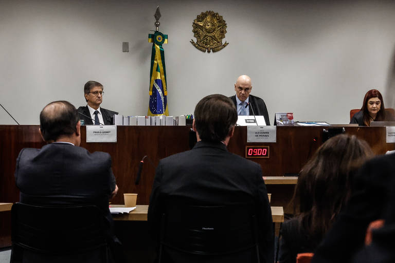 Trama golpista sob gestão Bolsonaro: já a relatoria da petição da trama golpista, em que Bolsonaro foi denunciado, teve a prevenção justificada pela investigação sobre suposta falsificação de cartões de vacina –foi nessa apuração que Mauro Cid foi preso