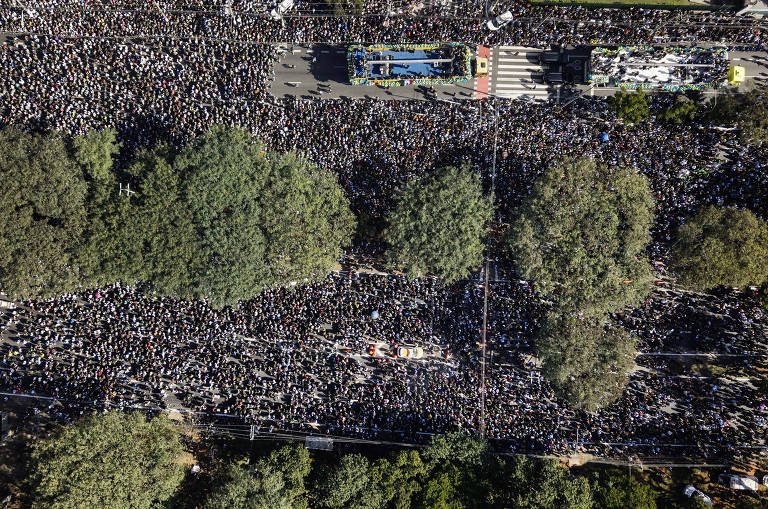 Fiéis acompanham a Marcha para Jesus na região da avenida Tirantes, região central de SP