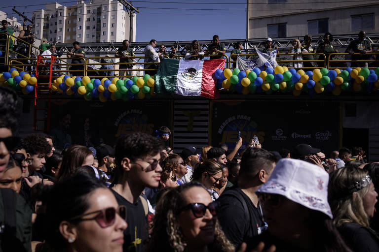 Fiéis acompanham a Marcha para Jesus na região da avenida Tirantes, região central de SP