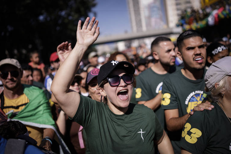 Fiéis acompanham a Marcha para Jesus na região da avenida Tirantes, região central de SP