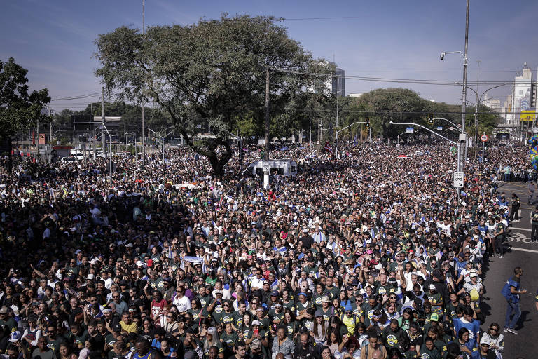 Fiéis acompanham a Marcha para Jesus na região da avenida Tirantes, região central de SP