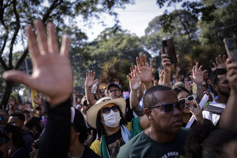 Fiéis acompanham a Marcha para Jesus na região da avenida Tirantes, região central de SP