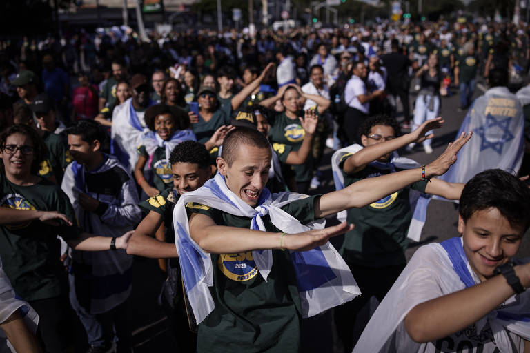Fiéis acompanham a Marcha para Jesus na região da avenida Tirantes, região central de SP