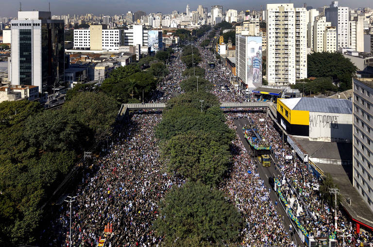 Fiéis acompanham a Marcha para Jesus na região da avenida Tirantes, região central de SP