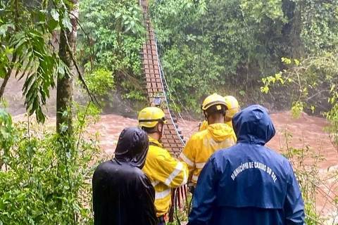 Um grupo de 12 pessoas é resgatado nesta quarta-feira (18) pelos bombeiros em Caxias do Sul (RS), em uma área considerada de risco por causas das chuvas
