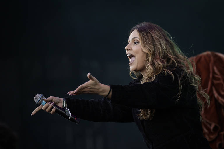 A cantora gospel Aline Barros canta no palco montado na praça Heróis da FEB