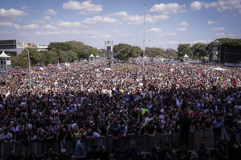 Fiéis evangélicos durante show na praça Heróis da FEB