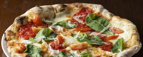 RIO DE JANEIRO, RJ, BRASIL, 22-11-2024: Pizza Rocket Queen do restaurante Ferro e Farinha, que fica em Ipanema, na zona sul do Rio de Janeiro. (Foto: Eduardo Anizelli/ Folhapress, GUIA) ***EXCLUSIVO***