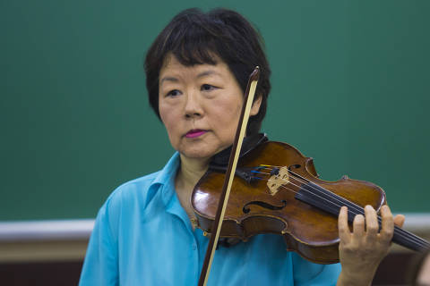 SÃO PAULO, SP - 12/08/2014:  Ensaio da Camerata Fukuda, regida pelo maestro Celso Antunes com a solista Elisa Fukuda (violino e camisa azul),  -  (Foto: Davi Ribeiro / Folhapress ILUSTRADA) ORG XMIT: 00119876A