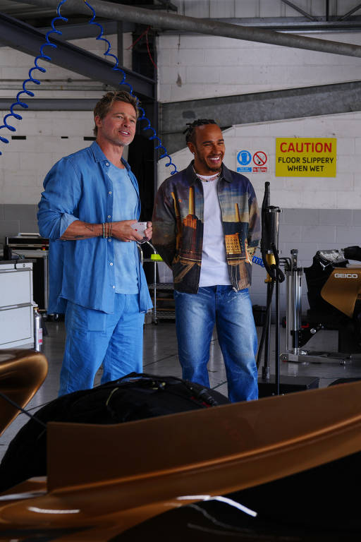 Brad Pitt e o piloto e produtor Lewis Hamilton nos bastidores de "F1: O Filme"