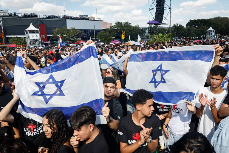 Público exibe bandeiras de Israel em frente ao palco da Marcha para Jesus