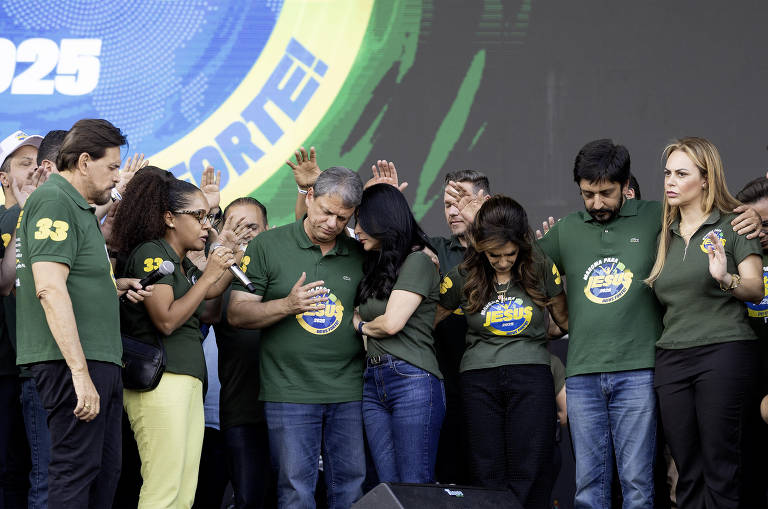 Tarcisio de Freitas e sua mulher Cristiane oram no palco da  Marcha para Jesus junto com o apóstolo  Estevam Hernandes, bispa Sônia, prefeito Ricardo Nunes e sua mulher Regina