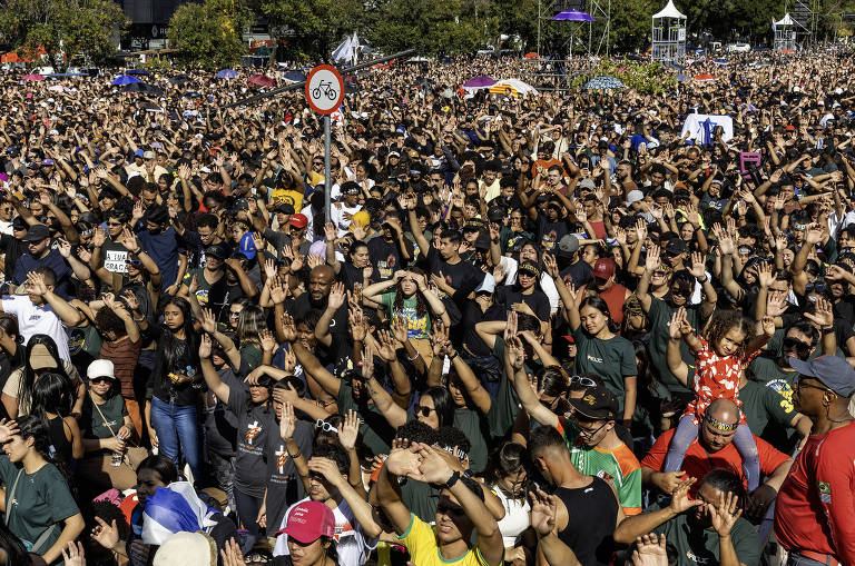 Público da Marcha para Jesus se aglomera no Campo de Marte para acompanhar os shows de música