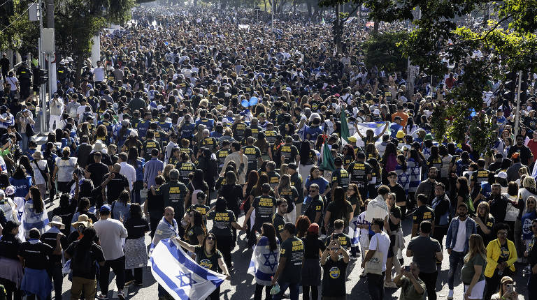 Público acompanha a Marcha para Jesus na avenida Tiradentes