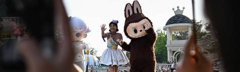 This picture taken on June 18, 2025 shows the character Labubu taking part in a performance at the Pop Marts theme park Pop Land, in Beijing. Small, fuzzy and baring sharp teeth, Chinese toymaker Pop Mart's Labubu monster dolls have taken over the world, drawing excited crowds at international stores and adorning the handbags of celebrities such as Rihanna and Cher. (Photo by Pedro PARDO / AFP)