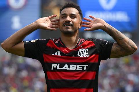 PHILADELPHIA, PENNSYLVANIA - JUNE 20: Danilo #13 of CR Flamengo celebrates scoring his team's second goal during the FIFA Club World Cup 2025 group D match between CR Flamengo and Chelsea FC at Lincoln Financial Field on June 20, 2025 in Philadelphia, Pennsylvania.   David Ramos/Getty Images/AFP (Photo by David Ramos / GETTY IMAGES NORTH AMERICA / Getty Images via AFP)