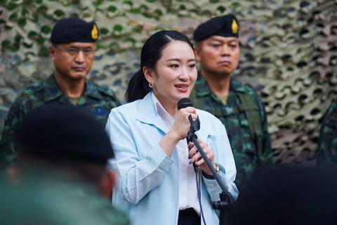 This handout photo from the Royal Thai Government taken and released on June 20, 2025 shows Thailand's Prime Minister Paetongtarn Shinawatra (C) speaking to troops during a visit to the Royal Thai Army's Morakot Operations Base in Ubon Ratchathani province. Thai Prime Minister Paetongtarn Shinawatra held make-up talks on June 20 with an army commander she criticised in a leaked phone call as she struggled to defuse a crisis threatening to topple her government. (Photo by Handout / ROYAL THAI  GOVERNMENT / AFP) / RESTRICTED TO EDITORIAL USE - MANDATORY CREDIT 