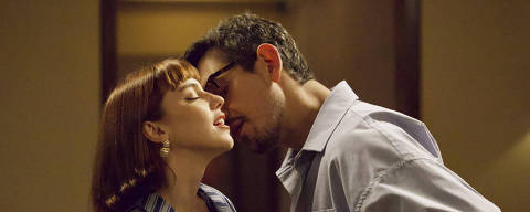 Renato (João Vicente de Castro) e Solange (Alice Wegmann) têm sua primeira noite juntos