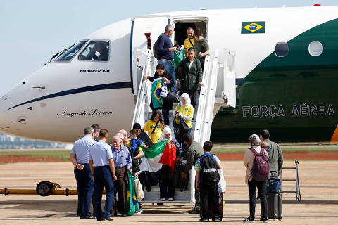 BRASILIA, DF,  BRASIL,  02-11-2023, 12h00: Brasileiros repatriados da Cisjordânia chegam na base aérea de Brasília. Eles atravessaram a fronteira para a Jordânia, onde embarcaram ontem em direção ao Brasil, fugindo do conflito Israel / Palestina. (Foto: Pedro Ladeira/Folhapress, PODER)