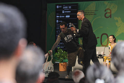 SÃO PAULO - SP - BRASIL - 21-06-2025 -  Homem invade palco Petrobras na Feira do Livro, realizada na Praça Charles Miller, no bairro do Pacaembu (Foto: Rafaela Araújo/Folhapress, ILUSTRADA) *** EXCLUSIVO FOLHA DE SÃO PAULO **
