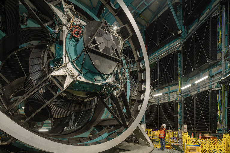 A montagem do telescópio dentro da cúpula do Observatório Vera C. Rubin, em Cerro Pachón, Chile, em 17 de maio de 2025