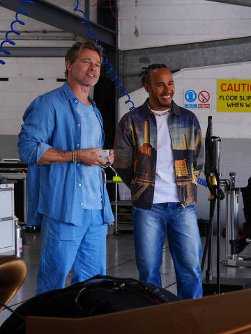 Brad Pitt e o piloto e produtor Lewis Hamilton nos bastidores de 