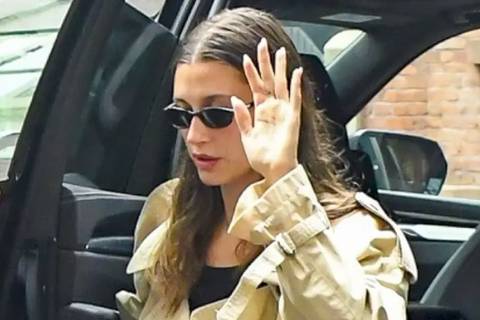 Hailey Bieber é vista sem aliança
