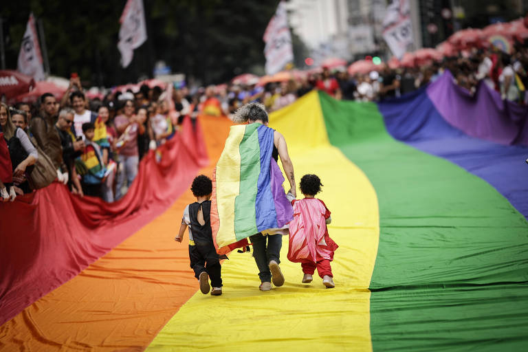 Parada LGBT+ em SP pede 'velhice saudável e cheia de brilho' e tem vaias a Trump