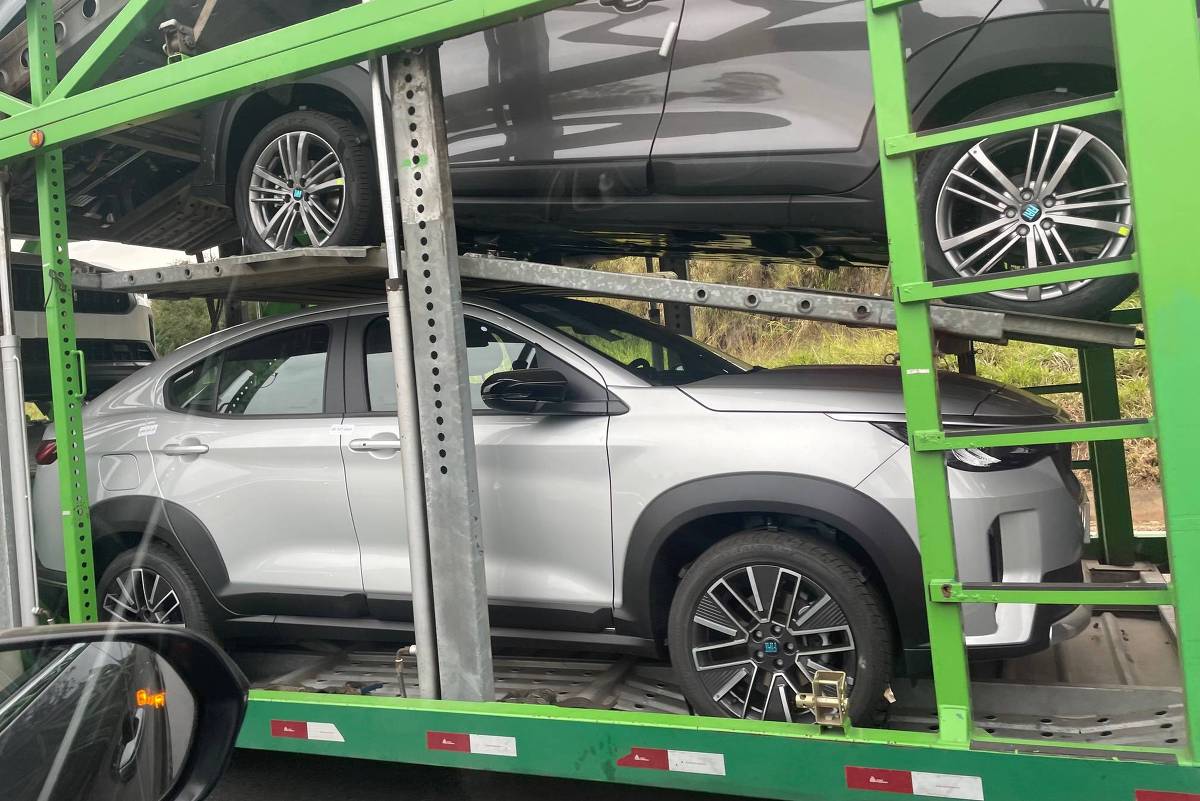 Novo Fiat Fastback é flagrado em carreta rumo às concessionárias; veja fotos