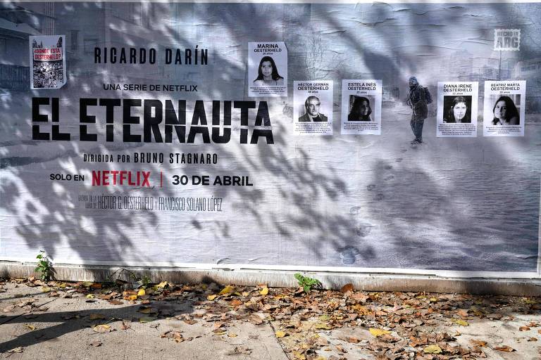Um pôster de filme, provavelmente para o filme "El Eternauta", apresenta informações sobre a série.  composição do pôster apresenta uma grande tela branca com a palavra "EL ETERNUTA" em letras maiúsculas e um pouco destacadas. A imagem mostra o título principal do filme no topo, acompanhado de outros elementos de informação, incluindo informações do diretor e outros dados de produção. A parte inferior do pôster tem outros textos e imagens menores, incluindo imagens de pessoas, sugerindo um elenco ou personagens.  