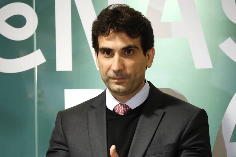 Economistas aumentam previsão dos juros e reduzem a da inflação