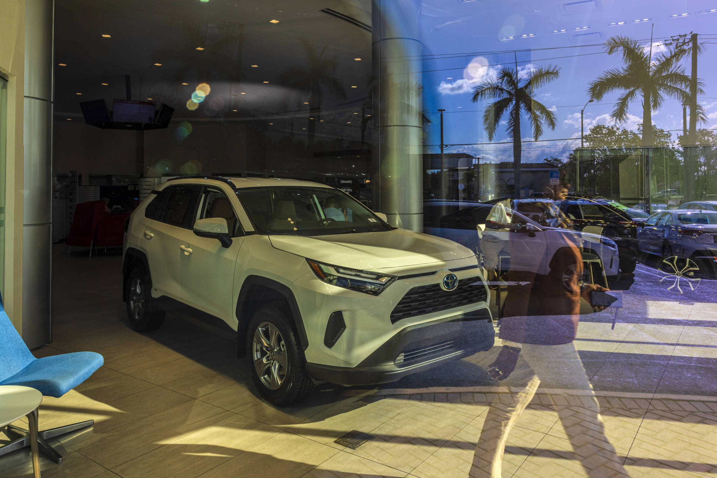 Carros híbridos se popularizam com alta de preços dos elétricos