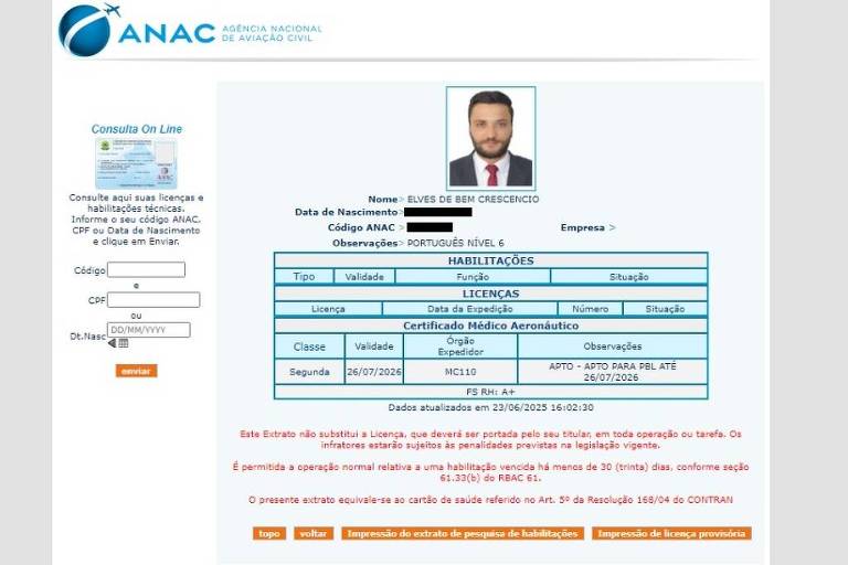 La imagen muestra un certificado de la ANAC (Agencia Nacional de Aviación Civil) con información sobre un piloto. El documento incluye una foto del piloto, nombre, fecha de nacimiento, código de la ANAC, notas y detalles sobre sus cualificaciones y licencias. Incluye una tabla con columnas para el tipo, la validez, el número y la clase de licencias, así como información sobre el certificado médico aeronáutico. El fondo es claro y el diseño es ordenado.