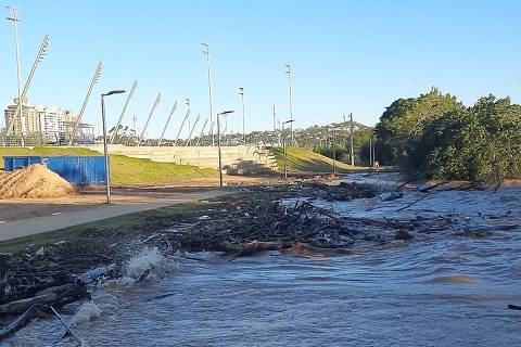 Água invade orla do lago Guaíba em Porto Alegre no dia 23 de junho de 2025