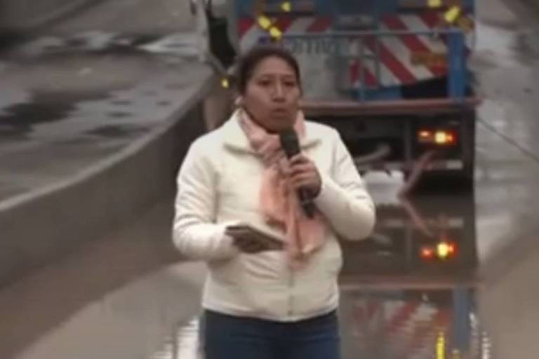 Repórter peruana toma banho de lama ao vivo