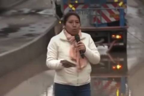 Repórter peruana toma banho de lama ao vivo