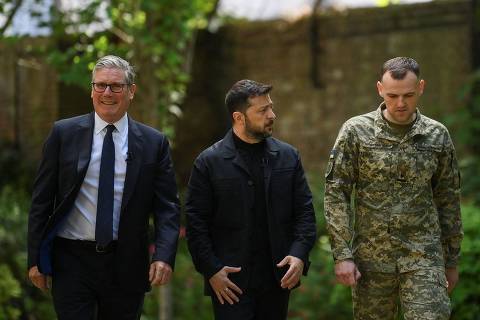 Britain's Prime Minister Keir Starmer (L) speaks with Ukraine's President Volodymyr Zelensky (C) and a Ukrainian soldier at 10 Downing Street, central London, on June 23, 2025 for a bilateral meeting on the eve of the NATO Summit. (Photo by Jaimi Joy / POOL / AFP) ORG XMIT: LIVE