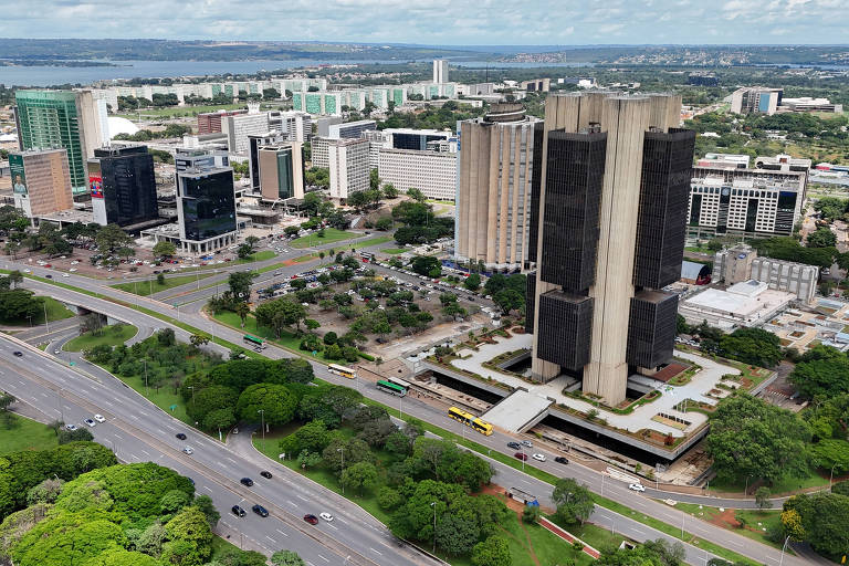 BC anuncia leilões de venda à vista e de swap reverso para quarta (25)