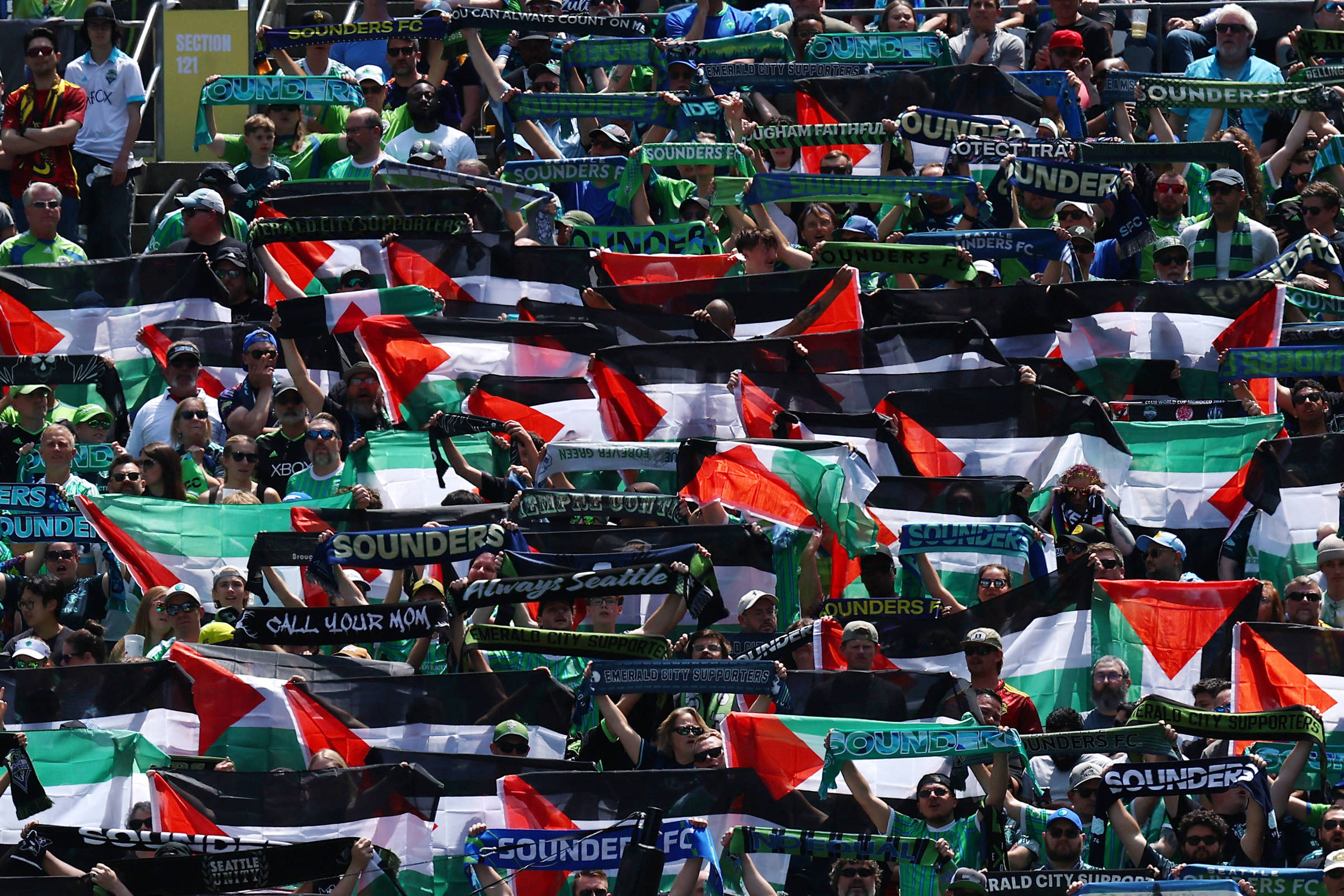 Torcedores do Seattle dão adeus ao Mundial exibindo bandeiras da Palestina