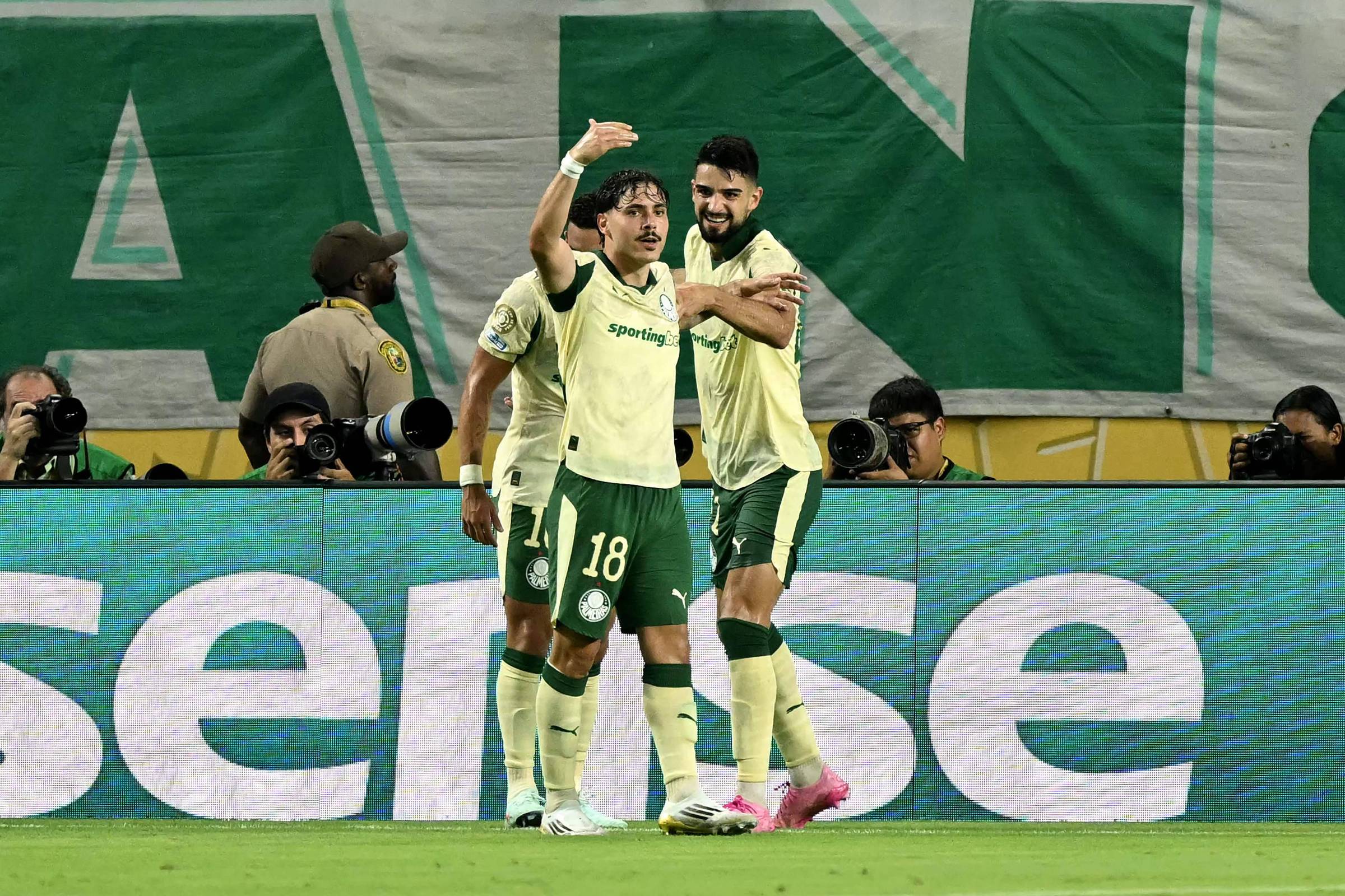 Palmeiras evita derrota para Inter Miami no fim e pega Botafogo nas oitavas