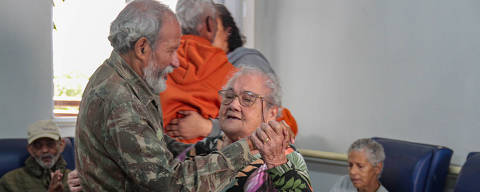 VOLTA REDONDA (RJ), 12/06/2025  ALZHEIMER NO SUS / CENTRO SYNVAL SANTOS / SUS VOLTA REDONDA  momento de atividades com musica e danças no Centro Synval Santos, único centro-dia público de atendimento a pessoas com Alzheimer no Brasil, em Volta Redonda (RJ).
( Foto: Daniel José da Silva/Folhapress )