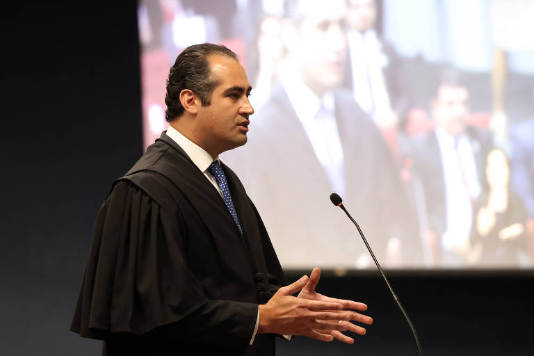 Conduta de advogado de réu que disse ter falado com Cid sobre delação gera controvérsia