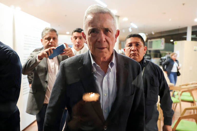 Promotoria da Colômbia pede condenação de ex-presidente Uribe por suborno e fraude