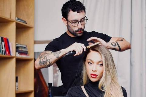 Ronaldo Hass maqueia a deputada Erika Hilton