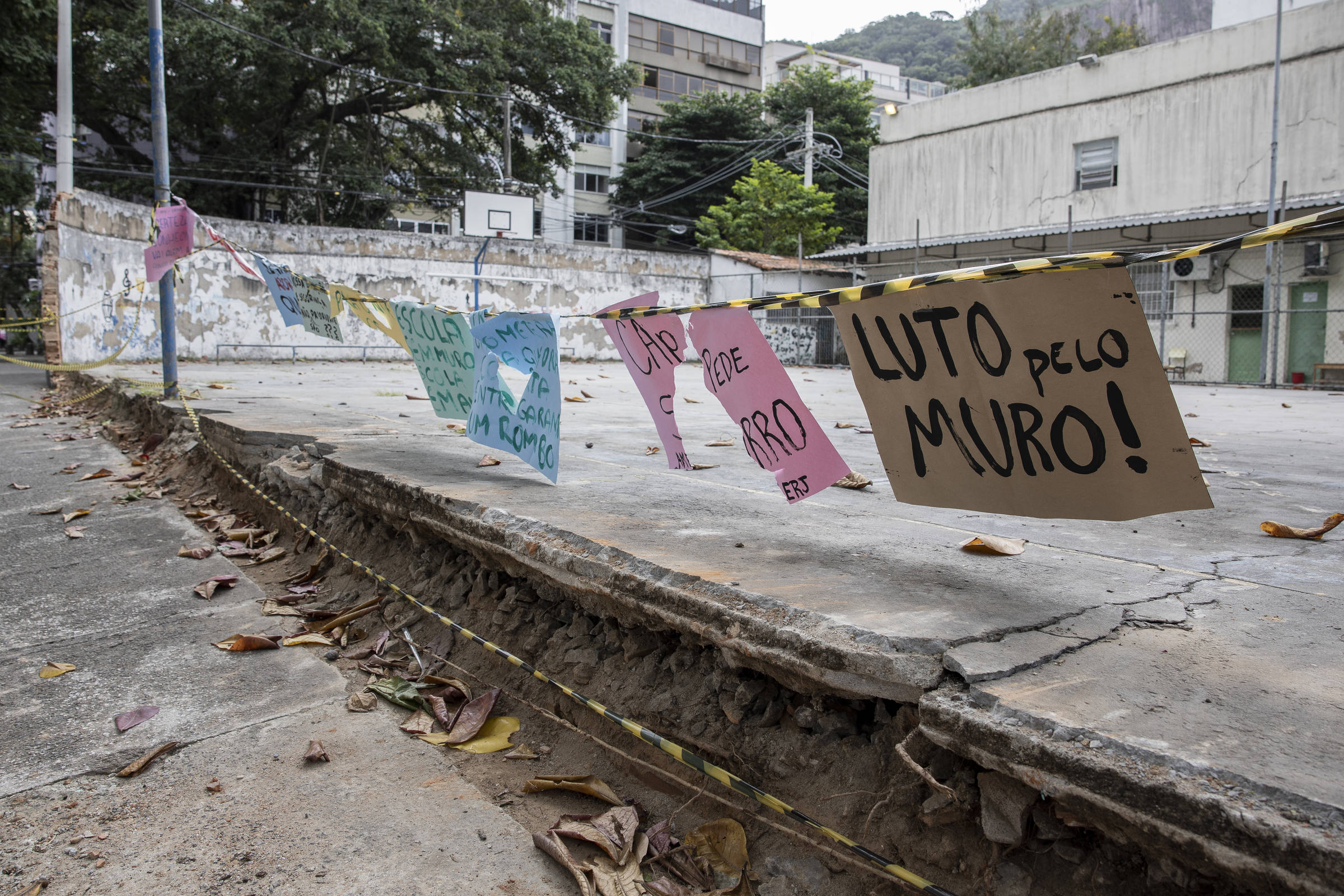 Muro de colégio da UFRJ desaba após meses escorado, e alunos denunciam outros problemas