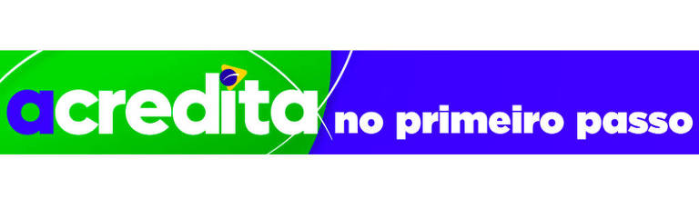 O logotipo apresenta a palavra 'acredita' em letras brancas, com a letra 'a' em azul, sobre um fundo verde. Ao lado, a frase 'no primeiro passo' está escrita em letras brancas sobre um fundo roxo. O design é moderno e utiliza cores vibrantes.