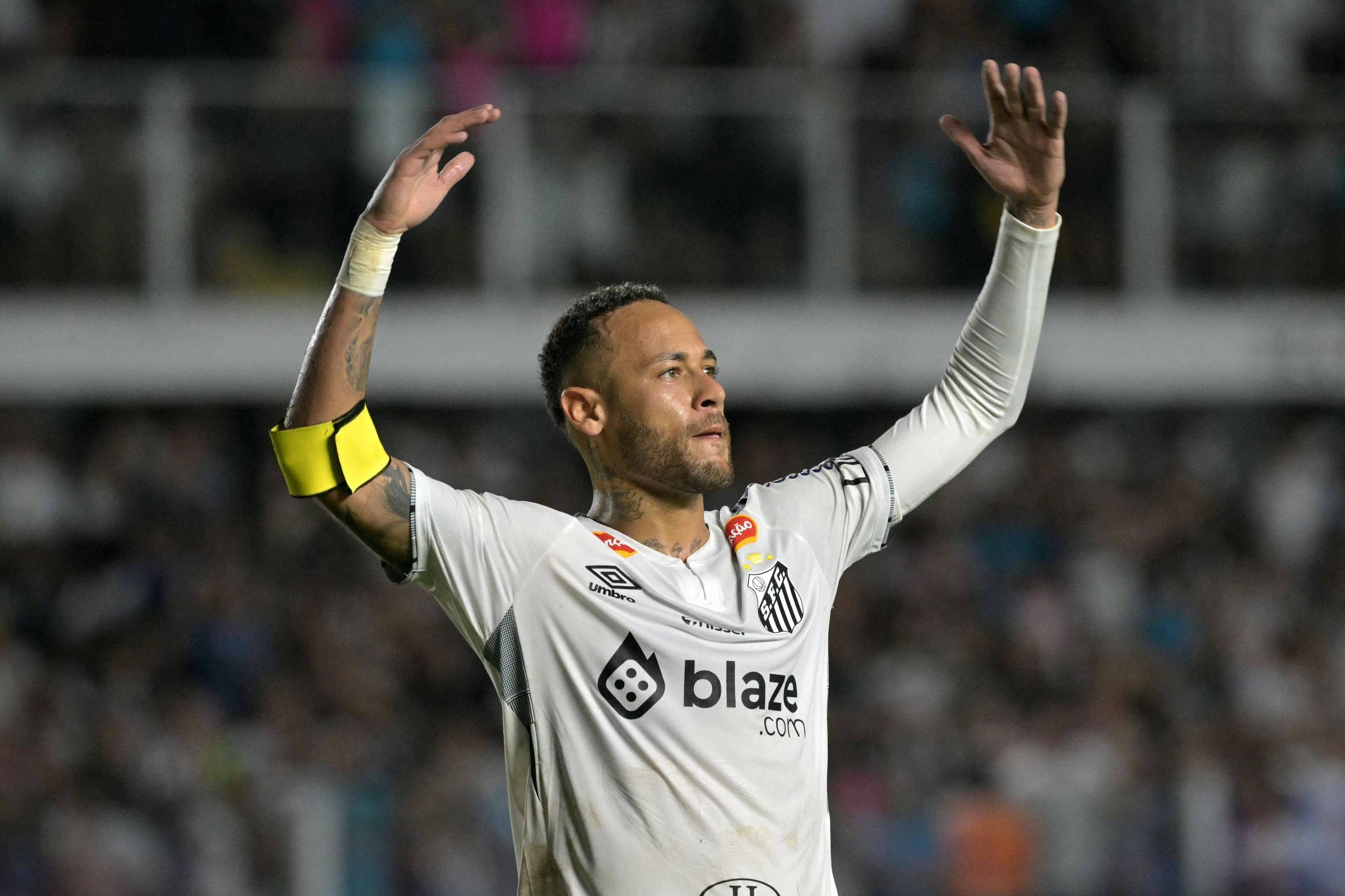 Neymar renova contrato com o Santos por seis meses