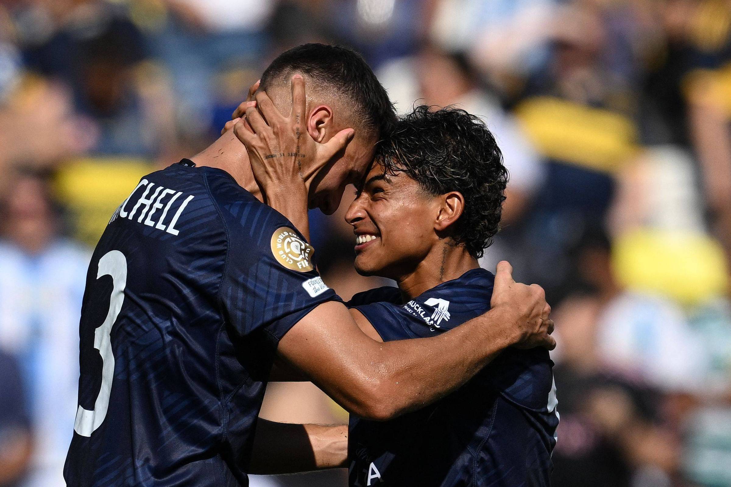 Após derrota por 10 a 0, atletas do Auckland vibram com gol marcado no adeus